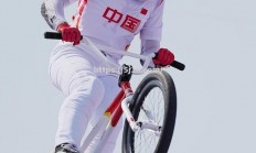 南宫娱乐-年轻球员崭露头角，关键时刻挺身而出