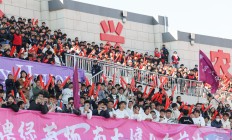 南宫娱乐-校园足球联赛冠军诞生，赛场火爆气氛感人