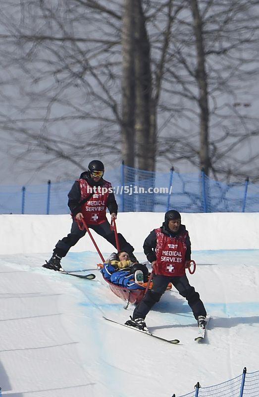 单板滑雪选手高速下坡赛道刷屏